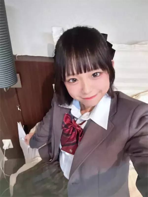 14歳JCインフルエンサー・なな、ハーフアップ×制服ショット公開「最強すぎる」「おめめぱっちり」