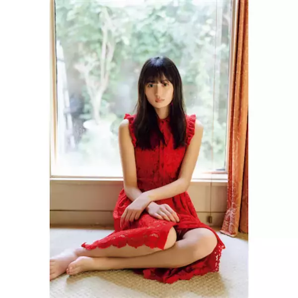 「乃木坂46・遠藤さくらが『Platinum FLASH』表紙に、ほっそり赤ワンピ姿を披露」の画像