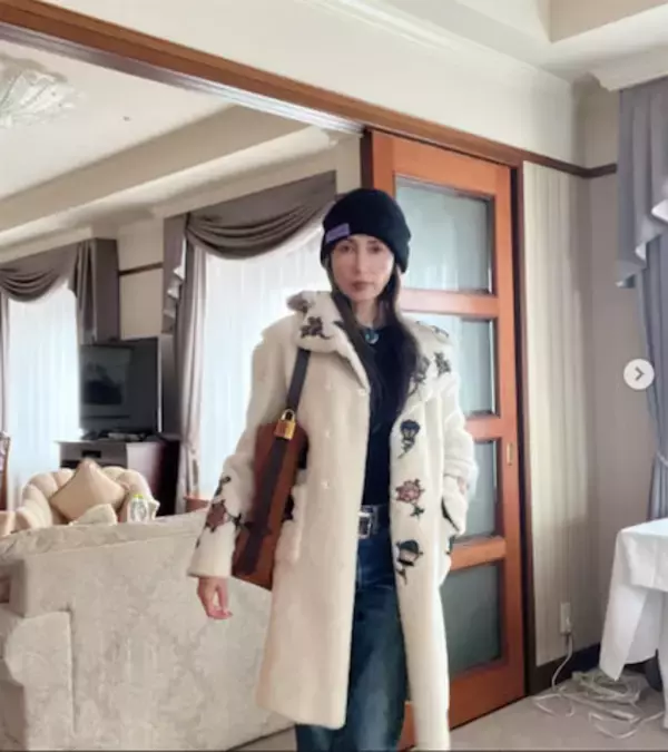 工藤静香、白コート着こなす私服ショット＆ヨーグルトのお気に入りアレンジを披露