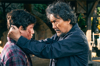 映画『ファミリア』より、役所広司・吉沢亮の父子２ショットが解禁、国境を超えて家族を作る