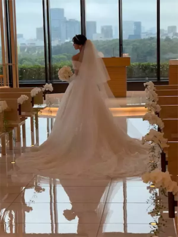 33歳元アイドル、ウエディングドレス姿で“挙式”を報告！今年3月にバンドマンと結婚