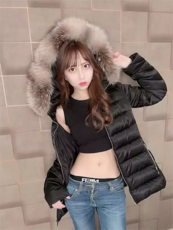 竹内星菜、極細ウエストの大胆ヘソ出しカットが話題に