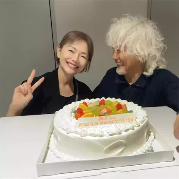 青田典子、玉置浩二との誕生日“夫婦”ショット公開「幸せそうなお顔と空気感」