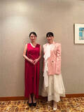 「広末涼子、真っ赤ワンピを堂々着こなし"ものまねタレント"と2ショット「笑顔が見れて元気がでます」」の画像1
