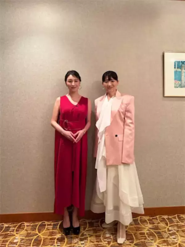 広末涼子、真っ赤ワンピを堂々着こなし"ものまねタレント"と2ショット「笑顔が見れて元気がでます」