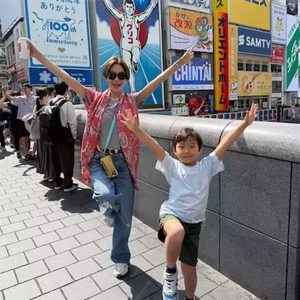 宮崎麗果、元EXILE夫&6歳息子と“グリコポーズ”で大阪満喫「見ててほっこり」