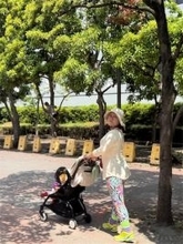 バービー、“ド派手”レギンスコーデで街に繰り出し「古い街並みには景観法違反な気がしてきた」