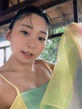 アンゴラ村長、“標準体型”が話題の写真集よりシースルーオフショット公開「デコルテが美しい」