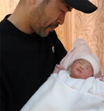 「イチローものまね芸人で3児の父・ニッチロー、愛娘の1歳誕生日を祝福「笑顔で健康に」」の画像1