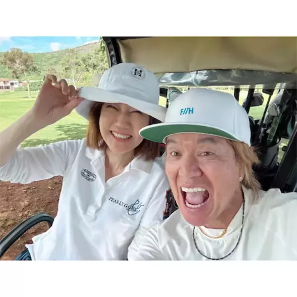 松本伊代、夫・ヒロミの誕生日を祝福！ ゴルフを満喫した夫婦ツーショット公開