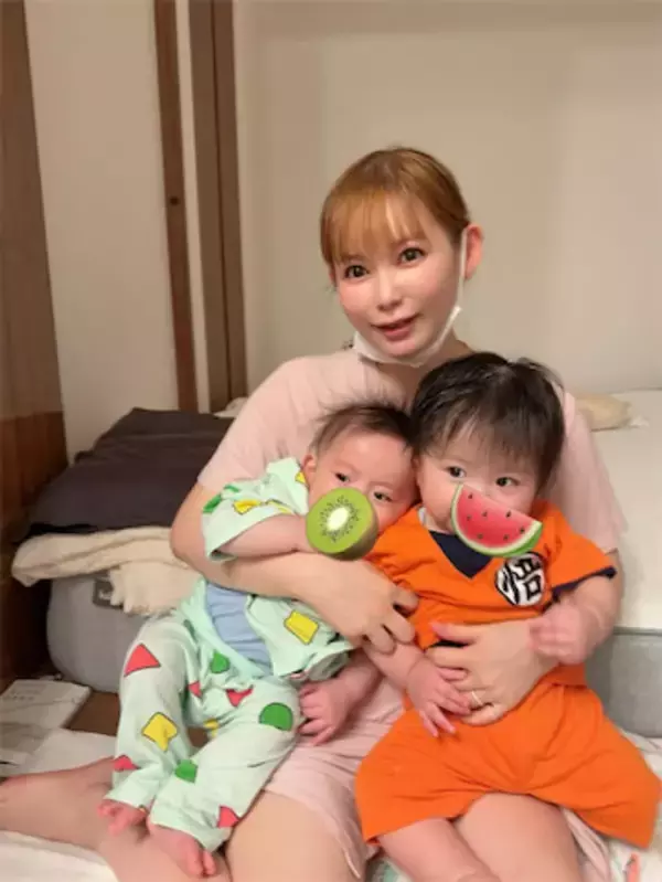 中川翔子、パジャマ姿の双子とハグ「ママに登ってきてすりすりして双子をぎゅーっと」