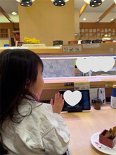 川崎希、5歳長女と回転寿司へ「拍手しててかわいい」次女・グーちゃんは「わたちも食べたいよ〜」