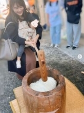 安めぐみ、1歳次女との“抱っこ餅つき”ショットに反響「かわいい」「仲良し母娘」