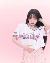 本田真凜、巨人×BLACK PINKコラボグッズのモデルに就任　「網タイツ最高にかわいい」絶賛続出