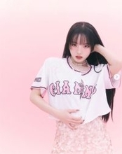 本田真凜、巨人×BLACK PINKコラボグッズのモデルに就任　「網タイツ最高にかわいい」絶賛続出