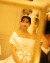 足立梨花、気品あふれるウエディングドレス姿で”東京の父”とバージンロード「とても綺麗！」