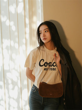 Koki,　美しさ際立つシンプルなTシャツ＆デニムパンツ姿の「COACH」ルックで魅了