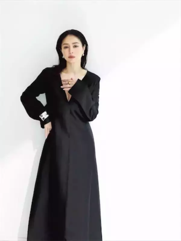 井川遥、“胸元ざっくり”なワンピース姿に反響「美しすぎます」「目が癒されました」