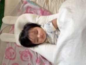 アレクサンダー、次女・グーちゃんの"うさぎまくら"寝顔を公開「気に入ってくれたみたい」