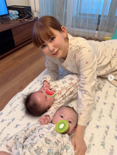 中川翔子、生放送復帰を報告！　ママとカメラとじっと見つめる双子の姿も公開