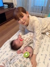 中川翔子、生放送復帰を報告！　ママとカメラとじっと見つめる双子の姿も公開