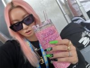 第2子妊娠中の倖田來未、春らしい桜色ヘアで夫・KENJI03のツアーに参戦