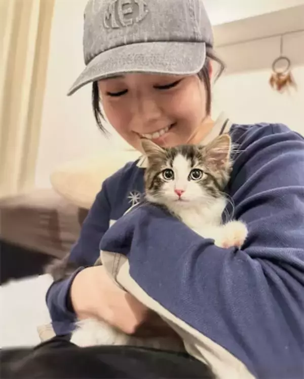 東雲うみ、1年で倍以上に巨大化！ 愛猫を抱っこした成長比較ショットが話題「ふたりとも幸せそう」