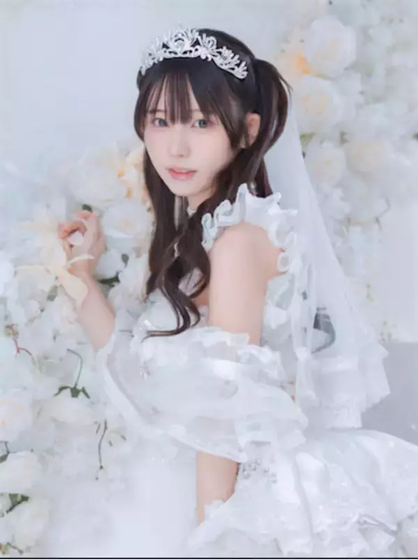 えなこ、誕生日に純白ドレス姿を披露「生まれてきてくれて感謝」