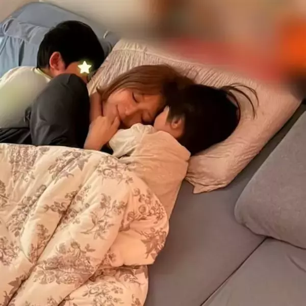 矢口真里、長男＆次男と密着"川の字ショット"「幸せいっぱいだ」「心温まる写真だね」