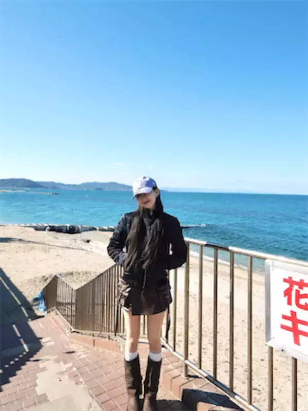 Cocomi、海をバックに美脚披露！ミニスカートから白肌スラリ