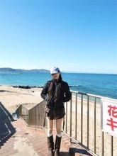 Cocomi、海をバックに美脚披露！ミニスカートから白肌スラリ