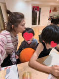 「安田美沙子、子どもたちからカーネーションと手描きの絵 "母の日プレゼント"に「宝物だよ」」の画像1