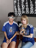 「益若つばさ、代表ユニ姿の"親・子・犬"3ショットを公開「こんなに可愛いって反則」」の画像1