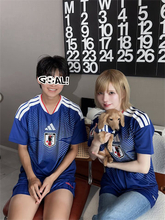 益若つばさ、代表ユニ姿の"親・子・犬"3ショットを公開「こんなに可愛いって反則」