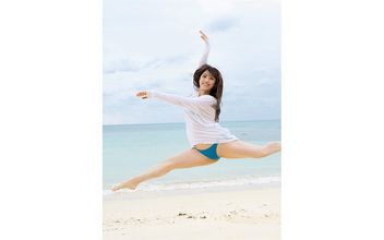 「ミスFLASH2022」元ダンス講師の大塚杏奈、宮古島で開脚ジャンプを披露【写真9点】