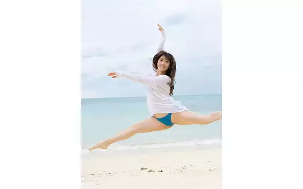 「ミスFLASH2022」元ダンス講師の大塚杏奈、宮古島で開脚ジャンプを披露【写真9点】