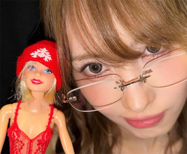 TWICEモモ、バービー級ビジュアル炸裂！お人形と並ぶ姿に「MOMOがバービーみたい」