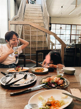 峯岸みなみ、「ごはんの準備が億劫な日に」2歳長女と行きつけの店へ 「ご褒美のような時間」を満喫