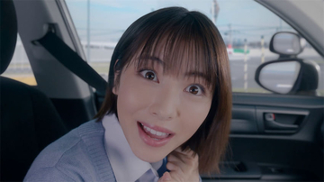 浜辺美波が自動車教習所教官として助手席に「こんなにもアップでの撮影は未体験」