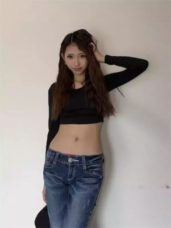 16歳JKモデル・こいろん、"へそ出し"ミニ丈私服姿に「素晴らしいウエストラインです」