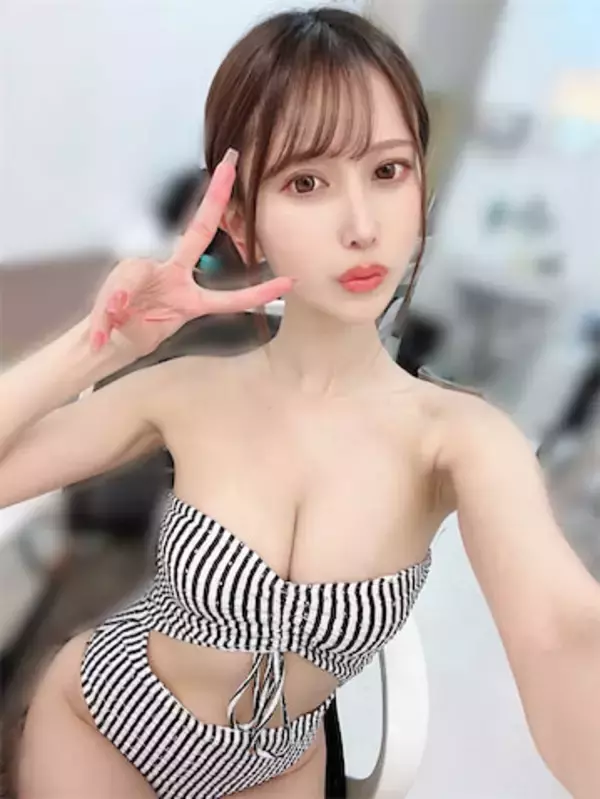 名取くるみ、「目が回る」ボーダービキニ姿でほっそり美ボディ披露