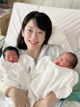 40歳フリーアナウンサー、2度の流産を経て“双子”出産を報告「なかなか長い道のりでした」