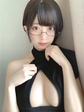 「破壊力エグくない？」 yami、胸元にしか目がいかないセクシーすぎるメガネ女子が話題