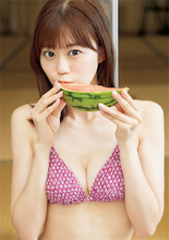 山下美月似の美女・久木田菜々夏が『週プレ』に登場、清純ビキニ姿でスイカをぱくり