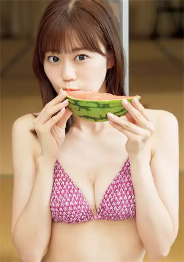山下美月似の美女・久木田菜々夏が『週プレ』に登場、清純ビキニ姿でスイカをぱくり