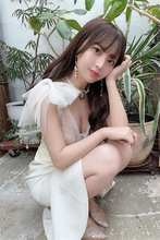 竹内星菜、谷間や美脚がチラ見えする白ドレスショットでファンを魅了