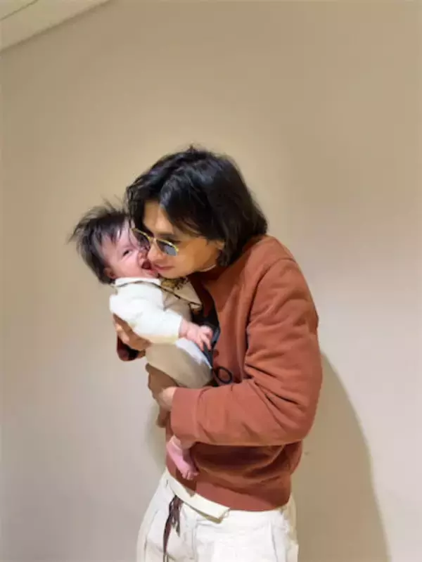 「多分世界一癒し系で良い子」アレクサンダー、0歳次女への“溺愛パパ”ショット”公開