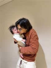 「多分世界一癒し系で良い子」アレクサンダー、0歳次女への“溺愛パパ”ショット”公開