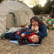 やしろ優、愛息と芝生で“ゴロン” 癒される親子ショットに「素敵」「いい笑顔」