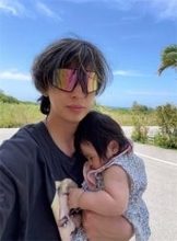 アレクサンダー、ぐずる次女・グーちゃんの“寝落ち姿”公開「眠かったみたいね」